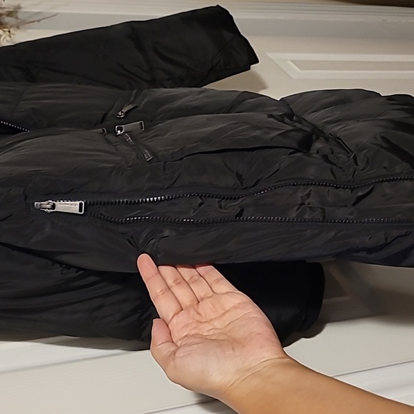 BCBG hooded puffer winter coat, with super soft sherpa style material inside. - Picture 8 of 14